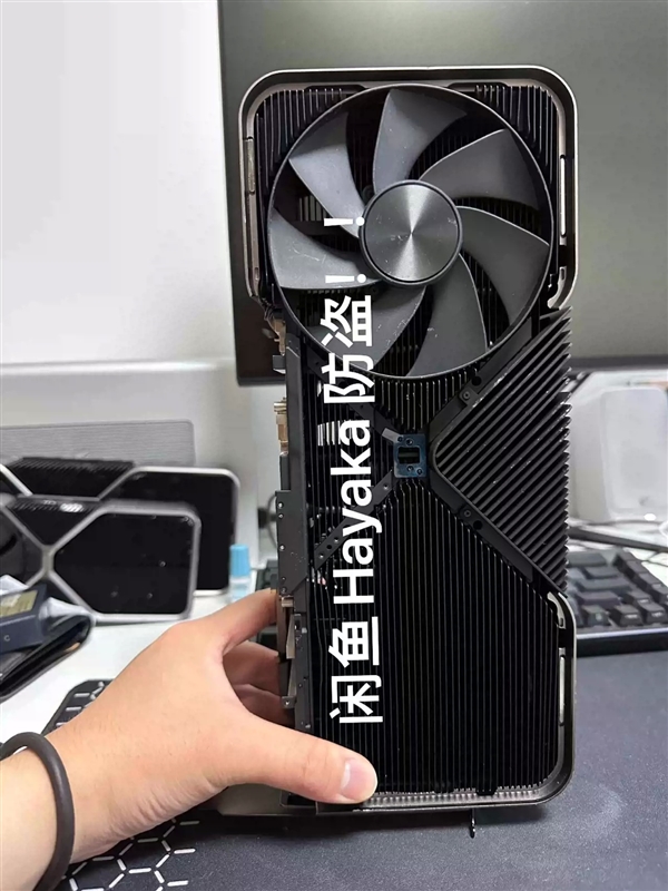 RTX 4090 Ti四插槽巨型散热器流出：有人要价888888元