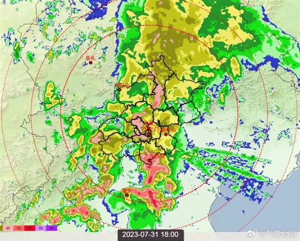 北京暴雨中的外卖小哥：订单多三成 但没人催单