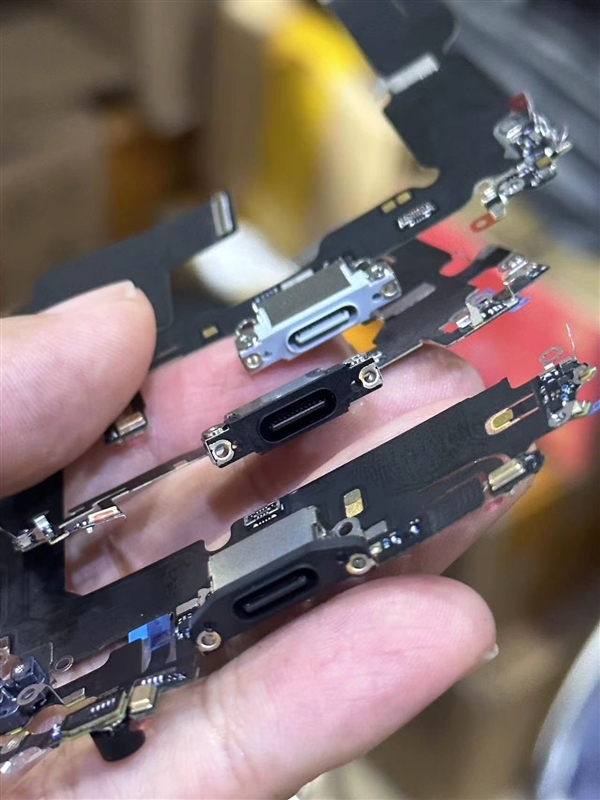 板上钉钉！iPhone 15系列C口组件实拍图出炉：全系统一