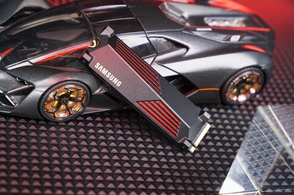 我用三星990 PRO散热片版撬开了PCIe4.0的天花板？