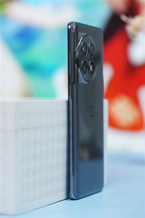 《原神》玩家种草！一加Ace2 Pro原神派蒙主题礼盒图赏