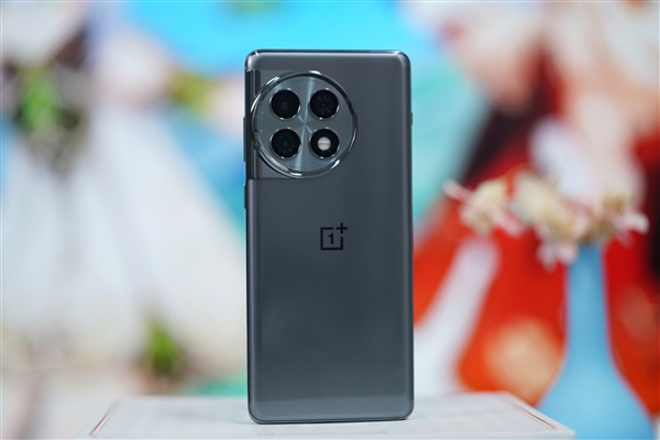 《原神》玩家种草！一加Ace2 Pro原神派蒙主题礼盒图赏