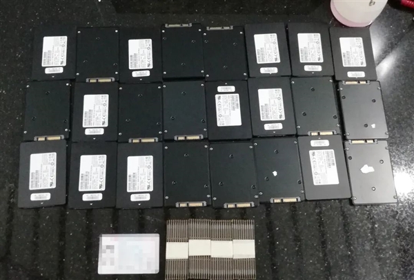 大肚能藏 男子腰腹塞104块硬盘 因步伐僵硬被发现