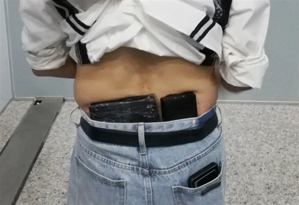 大肚能藏 男子腰腹塞104块硬盘 因步伐僵硬被发现