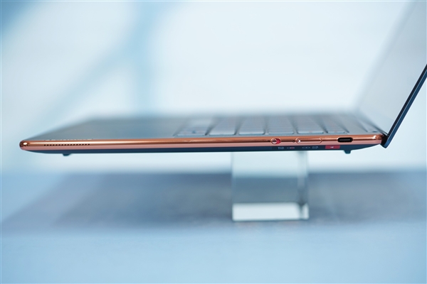AMD定制R7 7840S加持！联想YOGA Air 14s图赏