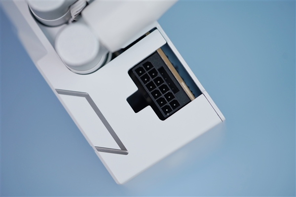 首款一体水冷！影驰RTX 4090金属大师AIO OC显卡图赏