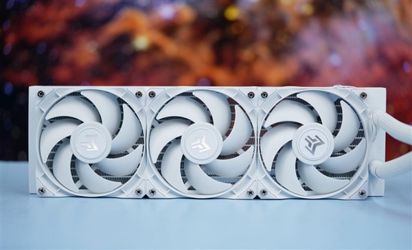 首款一体水冷！影驰RTX 4090金属大师AIO OC显卡图赏