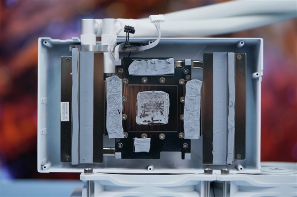 首款一体水冷！影驰RTX 4090金属大师AIO OC显卡图赏