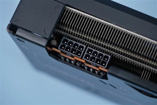 小巧双风扇！蓝宝石RX 7700 XT白金版显卡图赏