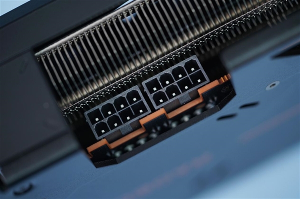 小巧双风扇！蓝宝石RX 7700 XT白金版显卡图赏