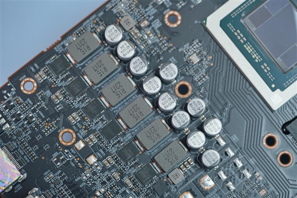 小巧双风扇！蓝宝石RX 7700 XT白金版显卡图赏