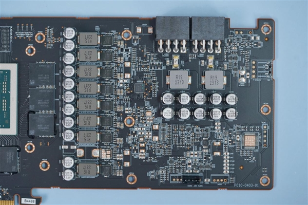 小巧双风扇！蓝宝石RX 7700 XT白金版显卡图赏