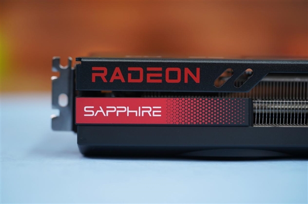 小巧双风扇！蓝宝石RX 7700 XT白金版显卡图赏