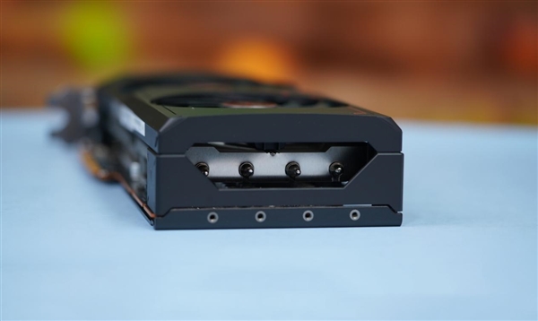 小巧双风扇！蓝宝石RX 7700 XT白金版显卡图赏