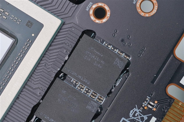 小巧双风扇！蓝宝石RX 7700 XT白金版显卡图赏