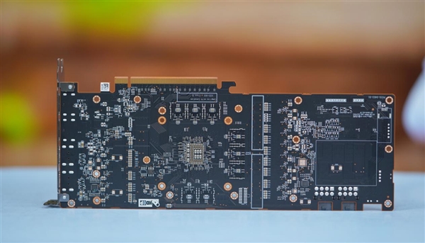 小巧双风扇！蓝宝石RX 7700 XT白金版显卡图赏