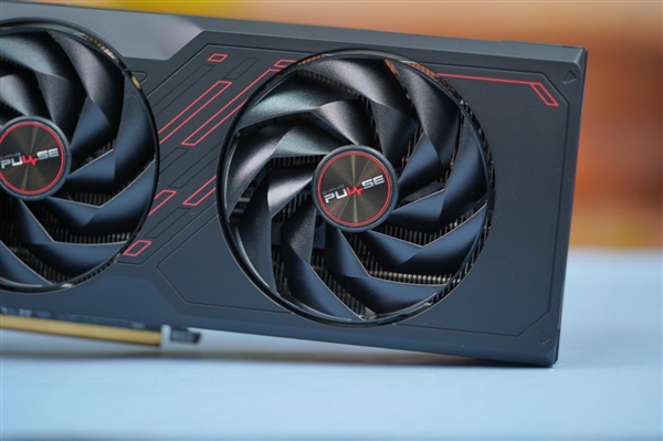 小巧双风扇！蓝宝石RX 7700 XT白金版显卡图赏