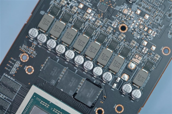 小巧双风扇！蓝宝石RX 7700 XT白金版显卡图赏