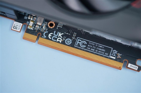 小巧双风扇！蓝宝石RX 7700 XT白金版显卡图赏