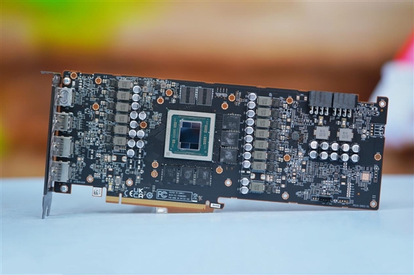 小巧双风扇！蓝宝石RX 7700 XT白金版显卡图赏