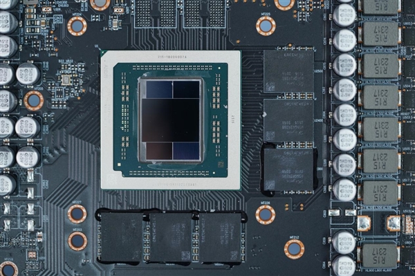 小巧双风扇！蓝宝石RX 7700 XT白金版显卡图赏