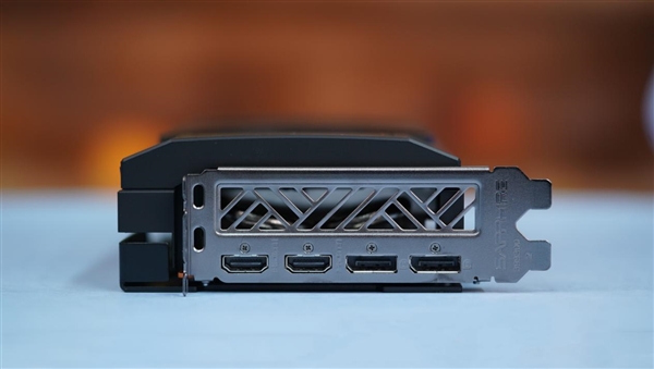 小巧双风扇！蓝宝石RX 7700 XT白金版显卡图赏