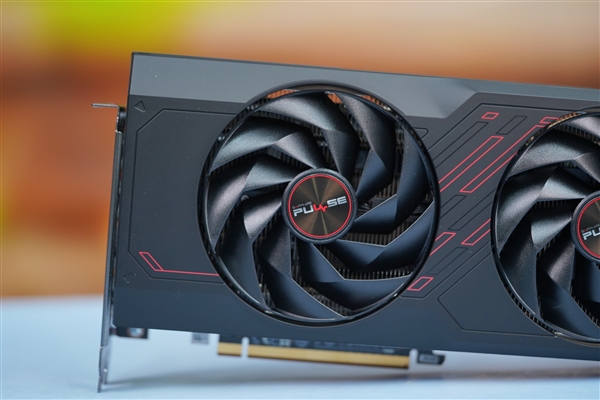 小巧双风扇！蓝宝石RX 7700 XT白金版显卡图赏