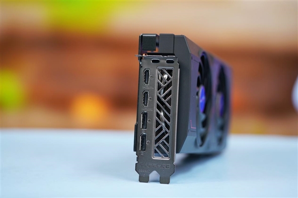 小巧双风扇！蓝宝石RX 7700 XT白金版显卡图赏