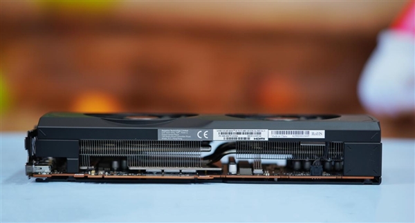 小巧双风扇！蓝宝石RX 7700 XT白金版显卡图赏