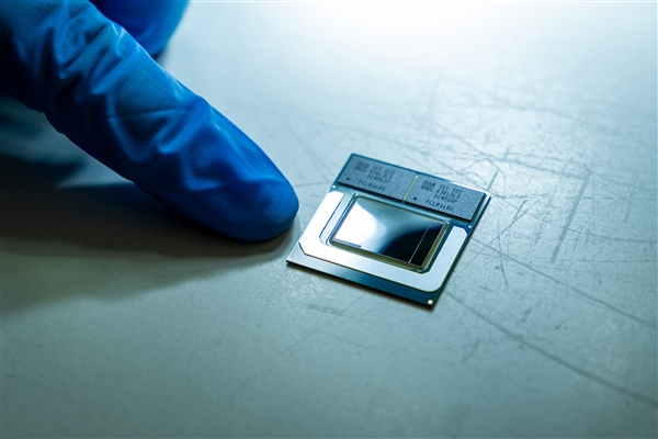 集成16GB LPDDR5X内存！Intel酷睿Ultra颠覆笔记本