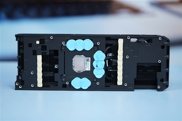 比RTX 4070更强更便宜！AMD RX 7800 XT公版图赏