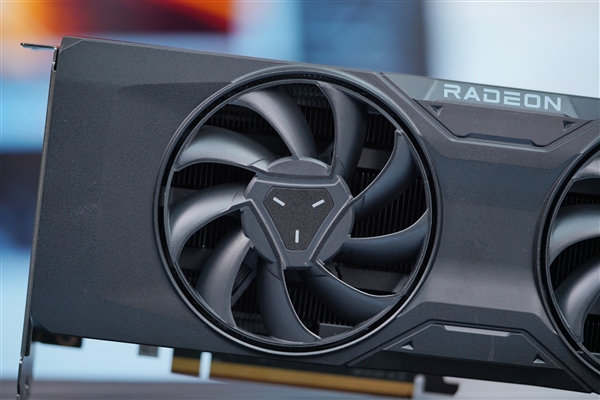 比RTX 4070更强更便宜！AMD RX 7800 XT公版图赏