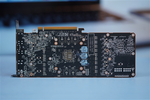 比RTX 4070更强更便宜！AMD RX 7800 XT公版图赏