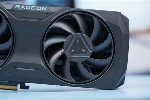 比RTX 4070更强更便宜！AMD RX 7800 XT公版图赏