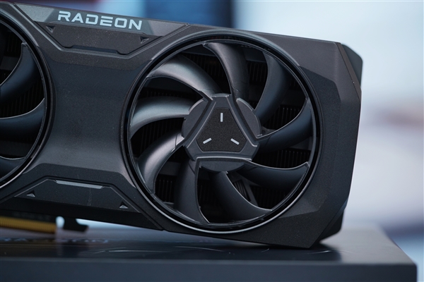 比RTX 4070更强更便宜！AMD RX 7800 XT公版图赏