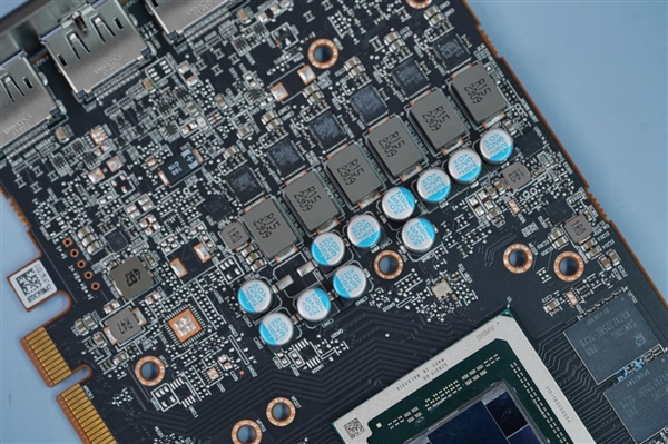 比RTX 4070更强更便宜！AMD RX 7800 XT公版图赏