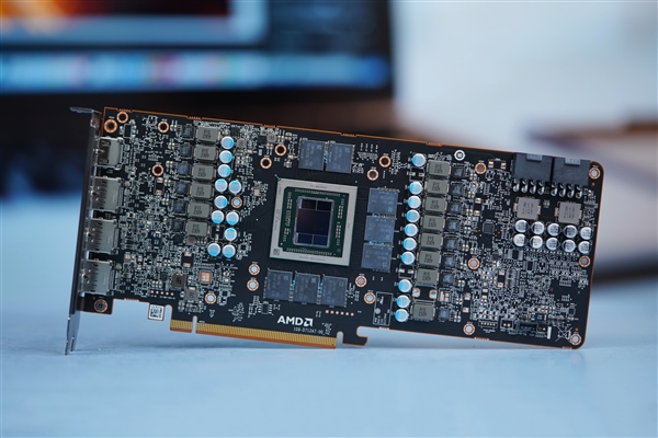 比RTX 4070更强更便宜！AMD RX 7800 XT公版图赏