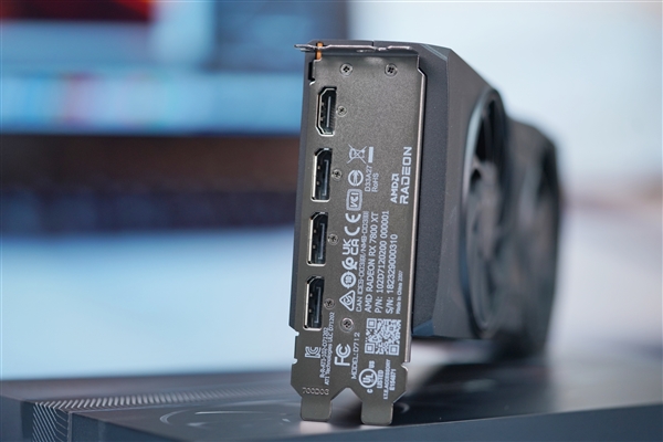比RTX 4070更强更便宜！AMD RX 7800 XT公版图赏