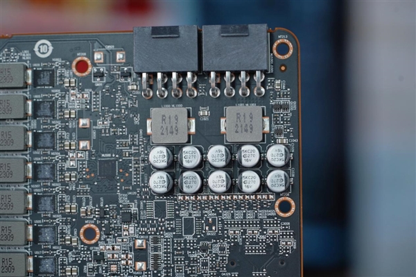 比RTX 4070更强更便宜！AMD RX 7800 XT公版图赏