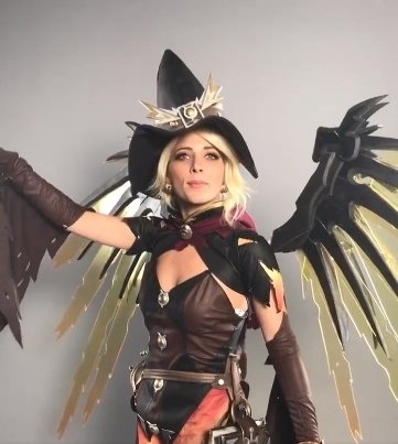 《守望先锋》天使配音演员喷海后COS：跟特斯拉一样差