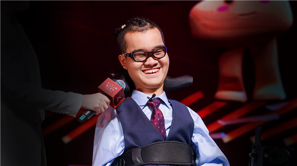 20岁华裔渐冻症男孩躺着拿下全球数学大奖：和霍金很像 意志与头脑却远胜常人