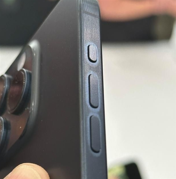 iPhone 15 Pro被曝存在变色、吸指纹等问题 真机上手视频：强迫症忍不了