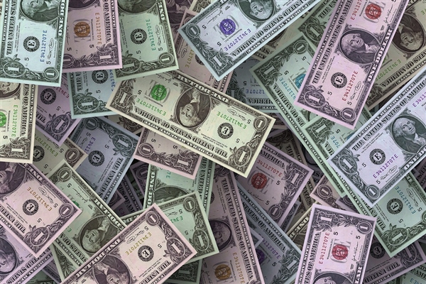 美国全国信用卡债务已超过1万亿美元：一半人存款不足4000元