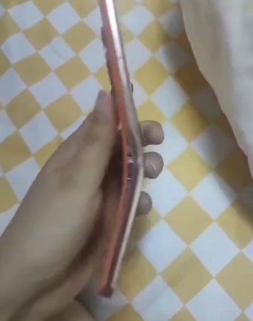 女子意外把华为Mate 50压弯成“折叠屏” 依然丝滑流畅 直呼换机只换华为