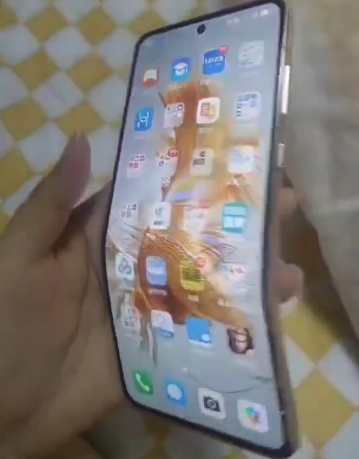 女子意外把华为Mate 50压弯成“折叠屏” 依然丝滑流畅 直呼换机只换华为