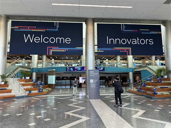 Intel AI软硬秀肌肉:酷睿Ultra发布时间官宣!明年更有288核心