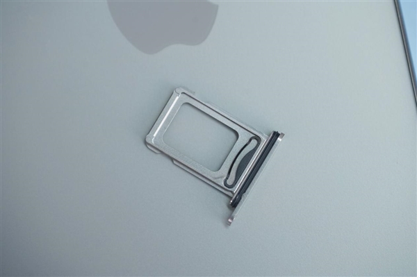 史上最窄边框iPhone！iPhone 15 Pro原色钛图赏