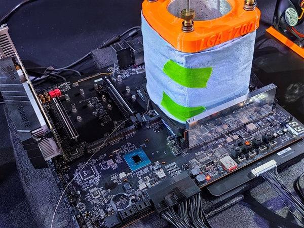 DDR5-11200距世界纪录只差54MHz！大神HiCookie秀技嘉主板彪悍超频