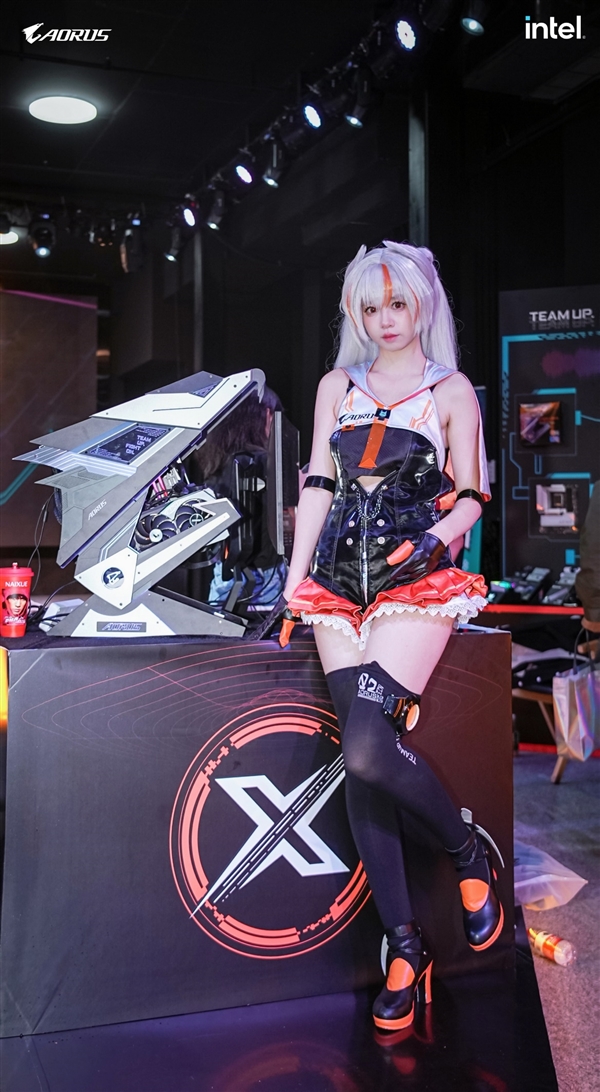 DDR5-11200距世界纪录只差54MHz！大神HiCookie秀技嘉主板彪悍超频