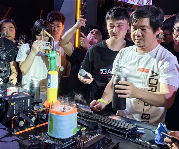 DDR5-11200距世界纪录只差54MHz！大神HiCookie秀技嘉主板彪悍超频